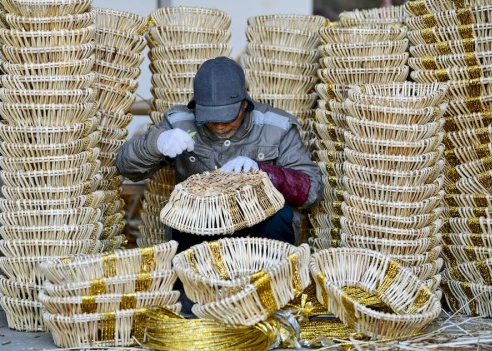 阜南县黄岗镇当地农户正在编织柳编