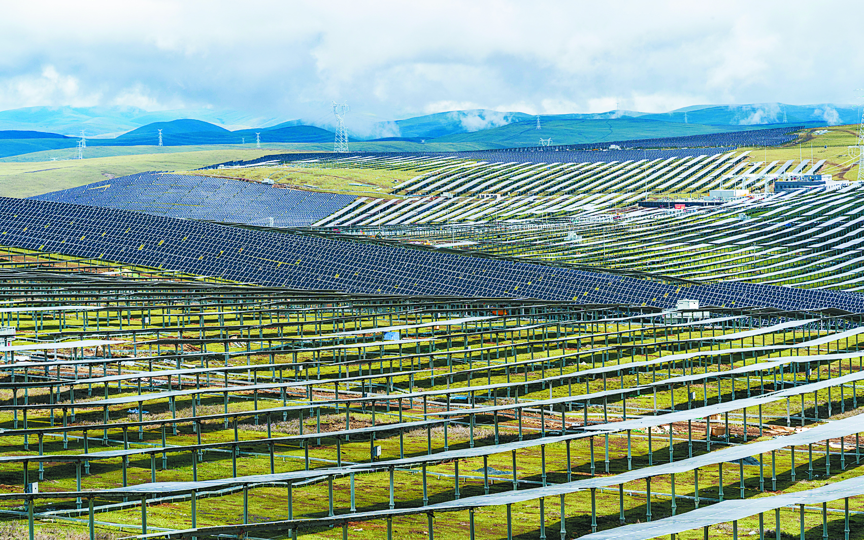 位于四川甘孜藏族自治州雅江县柯拉乡的柯拉光伏电站(6月21日摄)。