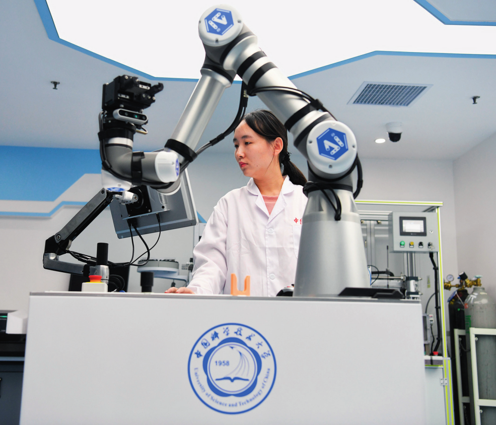 中国科学技术大学博士研究生在实验室调试“机器化学家”(2022年10月21日摄)张端摄/本刊