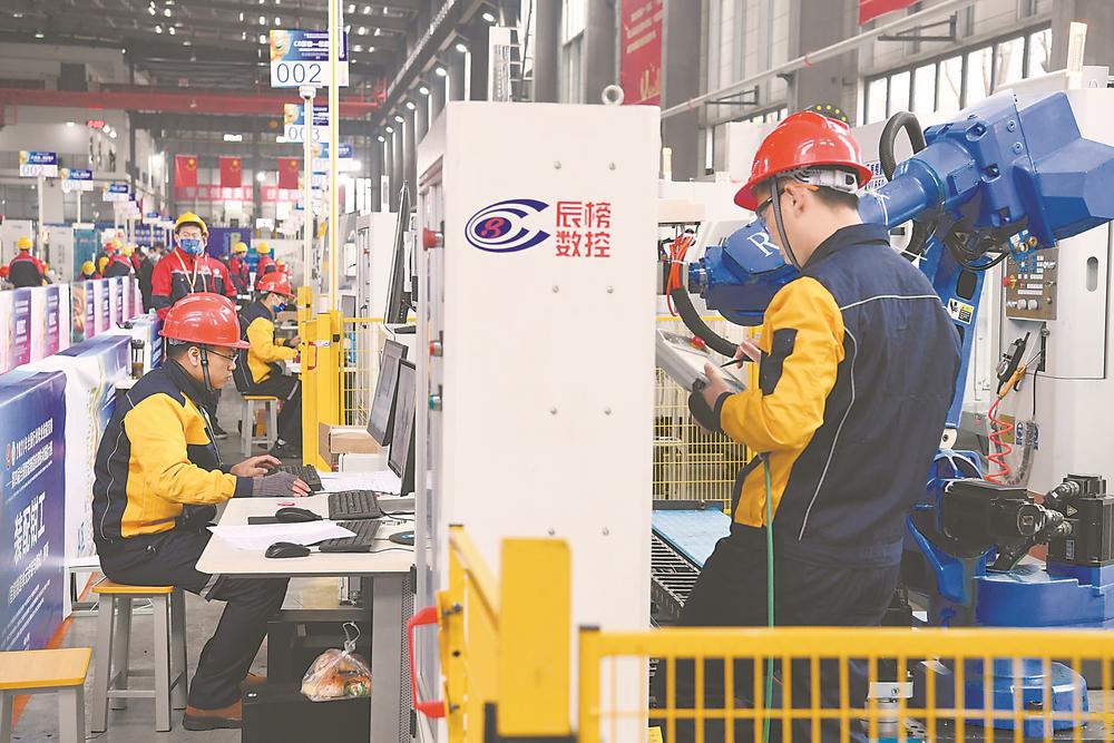 我省选手参加装配钳工赛项职工组比赛