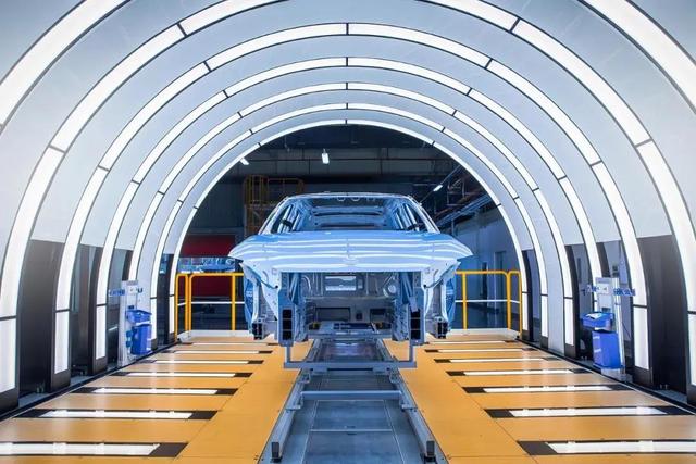 在江淮蔚来先进制造基地里拍摄的智能新能源汽车生产线