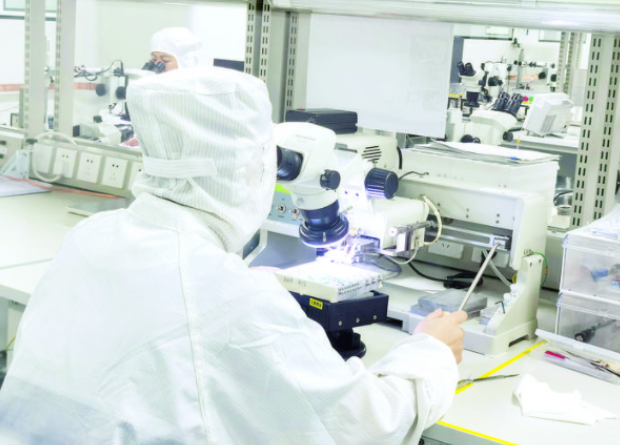 芯片设计人员正在工作 