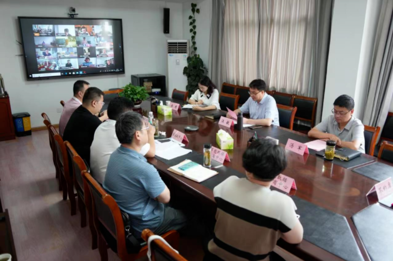 6月29日，弋江区举行2022年第二季度招商项目云签约、开工活动，高新区管委会副主任、弋江区委副书记、区长汪敏，区委常委、统战部长汤军，副区长余靖出席。参加此次云签约、开工项目共36个，总投资225.6亿元。  云签约项目共21个，总投资140.6亿元。其中80亿元以上项目1个。20亿元以上项目1个，为总投资22.1亿元的中鼎流体新能源热管理系统及铝箱体总部生产基地项目，打造新能源热管理系统及铝箱体研发、生产、销售基地，达产后将形成200万套规模，可实现年销售收入50亿元，年上缴税收1亿元。项目由安徽中鼎密封件股份有限公司与安徽舟之航电池有限公司共同建设，安徽中鼎密封件股份有限公司是安徽中鼎控股集团股份有限公司的控股子公司，拥有总资产超223.8亿元，全球员工2.3万人，是中国汽车工业30强企业、全球汽车零部件行业100强，中国制造业企业500强，是一家技术先进、实力雄厚的汽车行业头部企业。安徽舟之航电池有限公司是高新区明星企业，技术团队曾成功开发出奇瑞EQ EV、小蚂蚁EV电池系统、吉利帝豪X1 EV电池系统，承担过3个科技部电动汽车用电池系统重大专项。10亿元以上项目1个，亿元以上项目15个。  集中开工项目15个，总投资85亿元。其中20亿元以上项目1个，总投资23亿元的鼎梁智能应急装备产业园项目将在西湾园区打造智能安防、应急救援设备等的研发、生产、销售、认证、检测、展示、培训、网上交易平台为一体的专业化产业园区。10亿元以上项目3个，总投资15亿元的义柏半导体晶圆载具项目将进一步带动微电子及第三代半导体产业链完善，推动芜湖市微电子产业发展；总投资10.5亿元的上元中江科创园项目将围绕智能网联、微电子、高端智能制造、大数据信息服务及上下游产业链，采取招商引进、孵化加速、科技服务、专业运营等方式，打造芜湖标杆型"科创+数智制造"综合性园区，助力科技创新，促进主导产业融合发展；总投资10.5亿元的老金磨方健康产业园项目将整合更多资源，优化产业链，继续做大做强国潮食补品牌。  乘科技之风，扬创新之帆。今年以来，弋江区坚决贯彻市委、市政府决策部署，紧紧围绕智能网联及新能源汽车、微电子及第三代半导体、大数据及信息技术、节能环保及高端装备制造四大主导产业，乘“双招双引”东风，通过持续改善营商环境，推动一批技术含量高、创新能力强、竞争优势明显的项目落户长江两岸，为高新区（弋江区）壮大产业集群、完善产业生态、增强综合竞争力注入强大动力，奋力谱写“五区一城”建设新篇章。