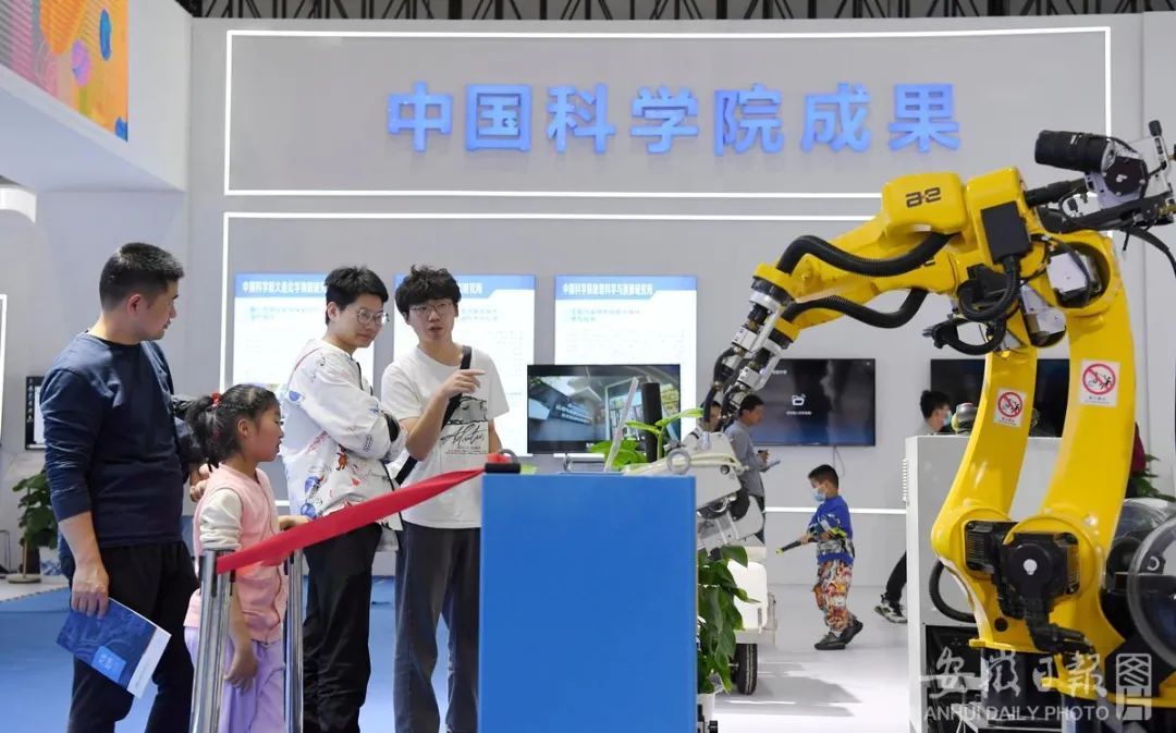 图片合肥市民参观第二届中国（安徽）科交会展区。陈三虎摄