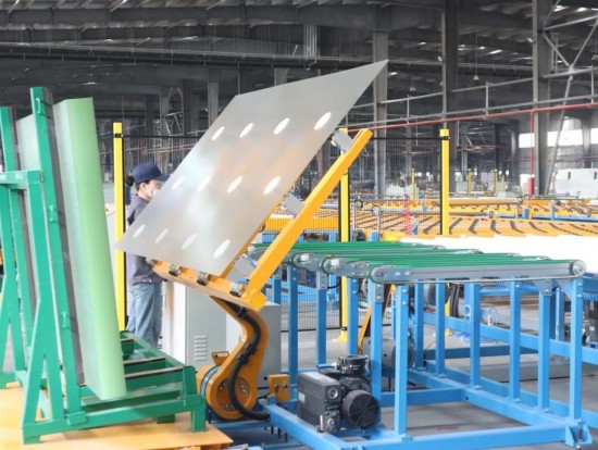 安徽省蚌埠德力光电突破技术壁垒，成功实现高品率、高性价比光伏玻璃量产，首批产品顺利发运