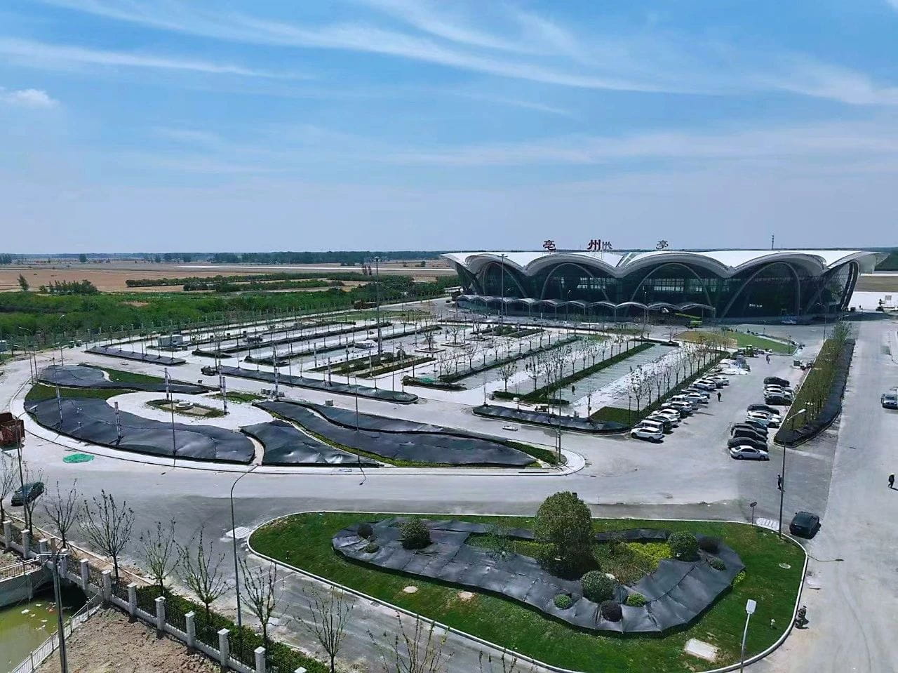 日前从亳州市交通运输局获悉，目前亳州机场建设工作整体进展顺利，正在按照2024年6月30日竣工的节点目标加快推进，各参建单位已开始核查完善过程档案资料。