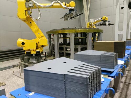 在哈电集团哈尔滨电机厂有限责任公司的智能示范车间，机械臂在作业中