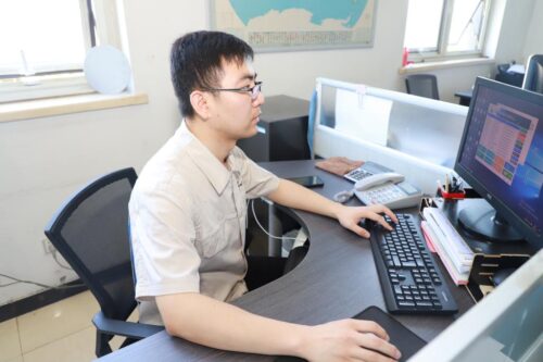 韩晓东正在查看铁路隧道止水带监造系统的实时数据