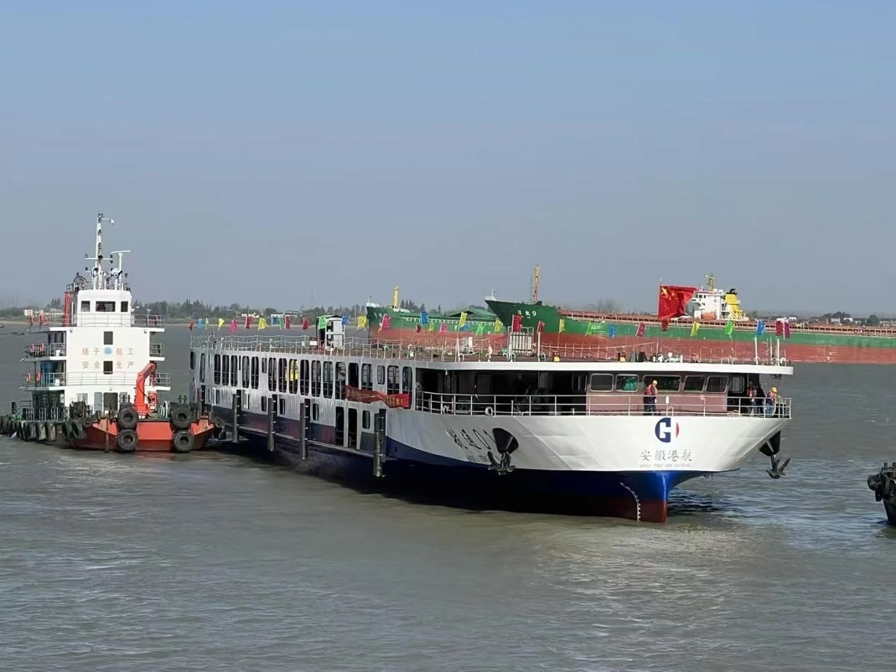 合肥首艘“330车位”滚装船——“航通01”轮顺利下水