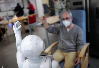 2月27日了解到，近日，国际电工委员会（IEC）正式发布由我国牵头制定的养老机器人国际标准（IEC 63310《互联家庭环境下使用的主动辅助生活机器人性能准则》）。该项标准依据老年人生理和行为特点，为各类养老机器人的产品设计、制造、测试和认证等提供基准，将引领全球养老机器人产业健康发展。