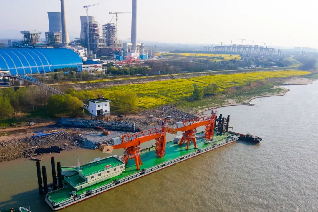 国内首台套螺旋卸船机浮码头在池州靠泊