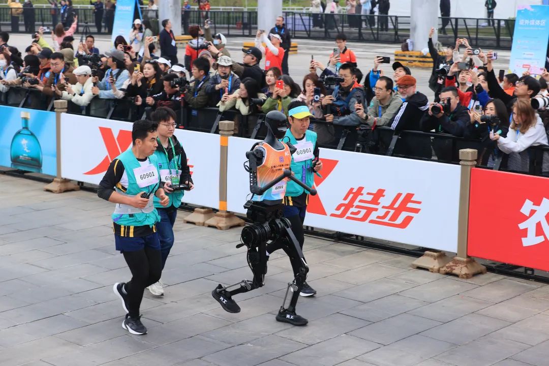 人形机器人全球首“跑”