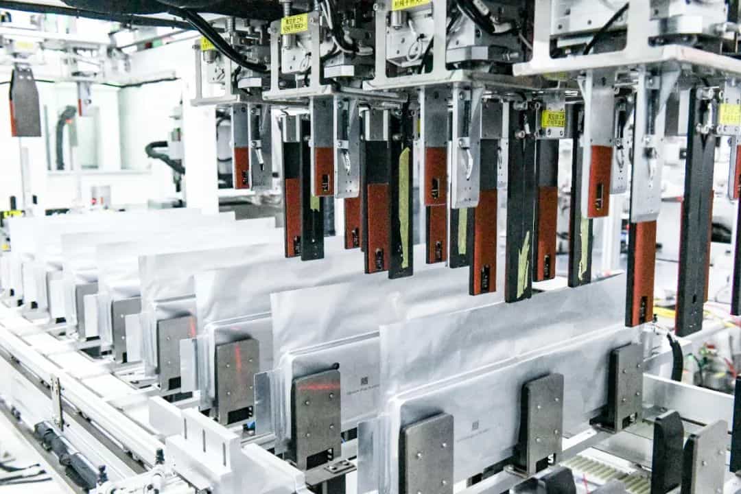 全球首条GWh级新型固态电池生产线样件在安徽芜湖下线
