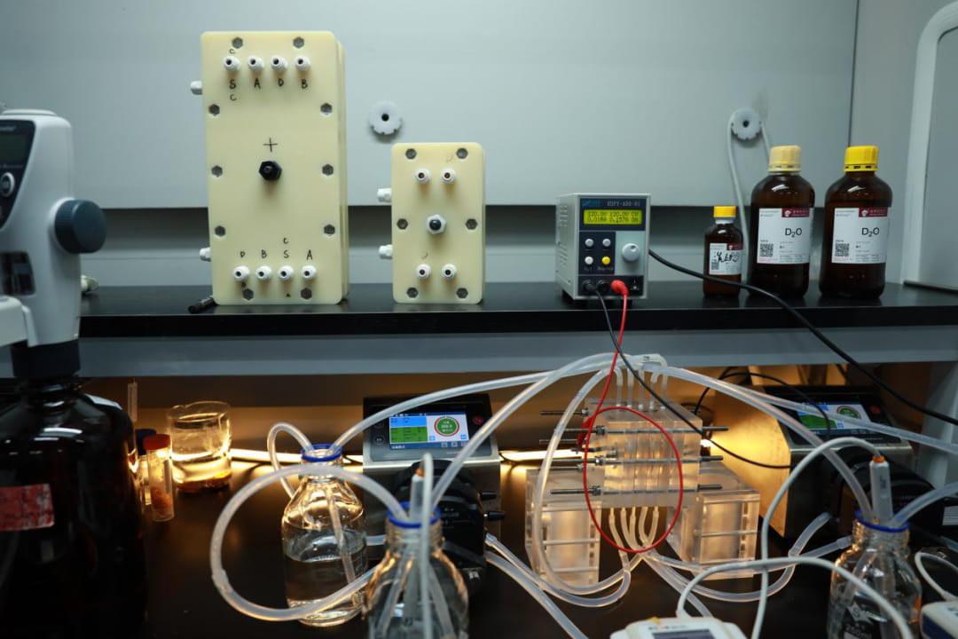 近日，中国科学技术大学精准智能化学全国重点实验室徐铜文教授、汪耀明特任教授和李震宇教授团队联合攻关，在氘代化学品制备领域取得突破性进展。